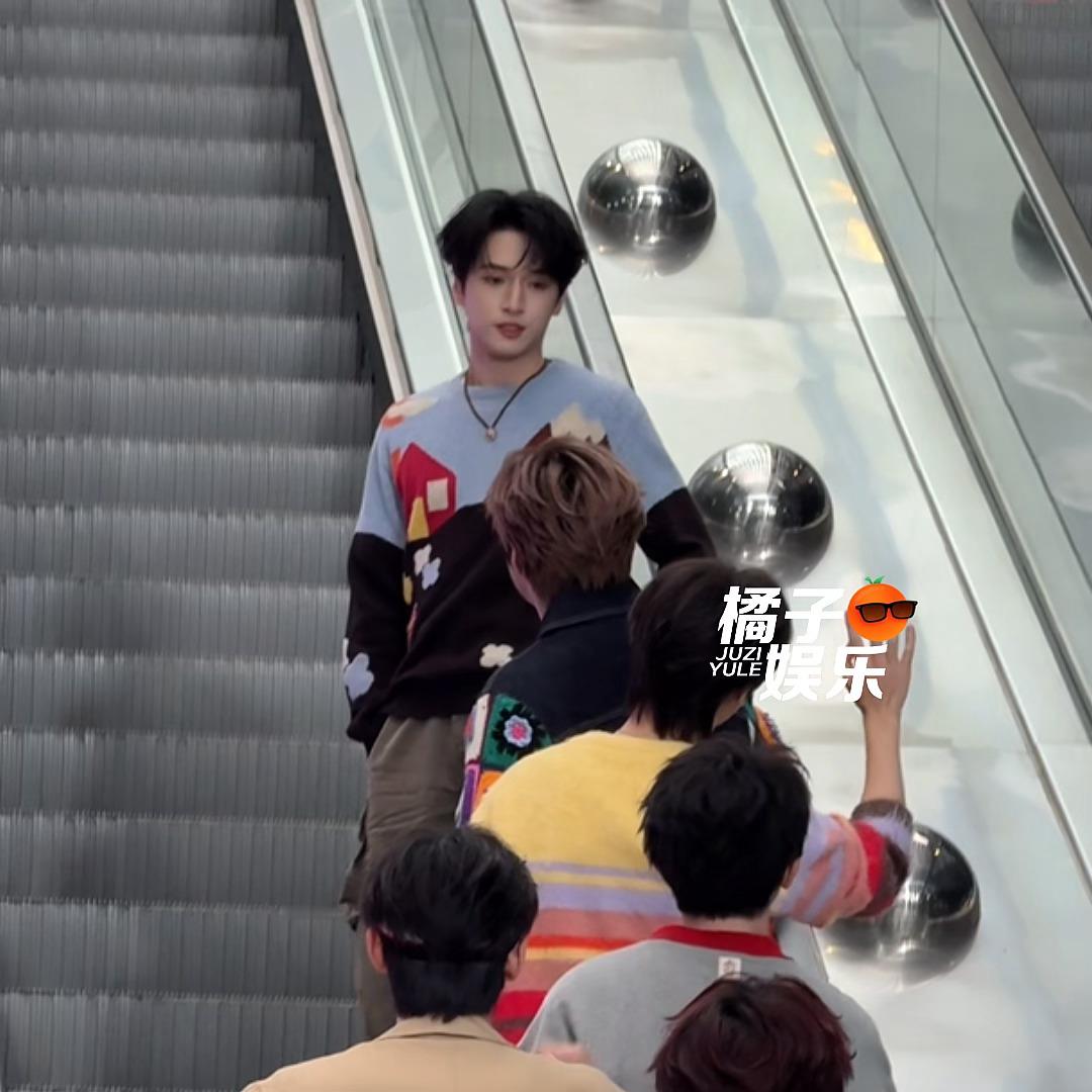 严浩翔反坐电梯这淡淡的bking感[流鼻血]孩子最后还做了个鬼脸……萌之😋严浩