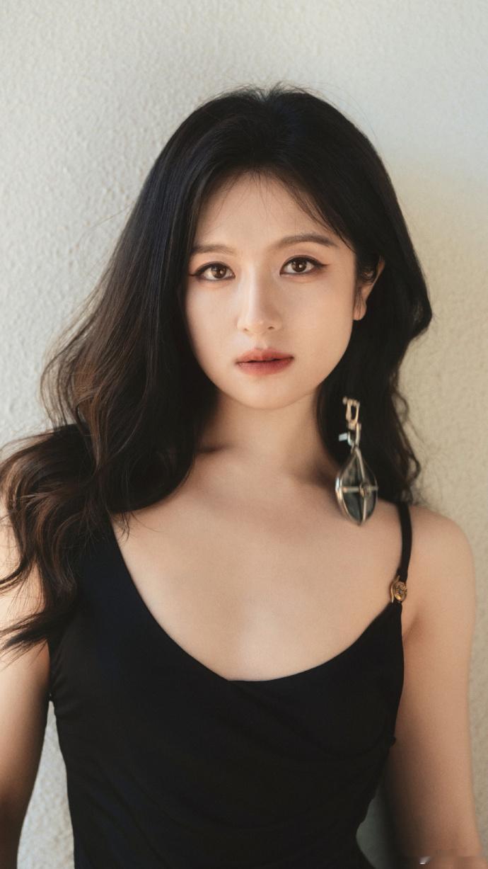李兰迪冷脸美李兰迪吊带露背黑裙+冷脸，好美啊，这次真耳环消失术，只能看见这张美脸