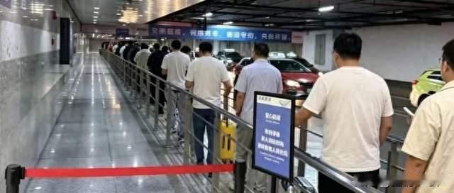 出租车空车跑，网约车加价排队等!现在的人，为啥不愿打出租了?
