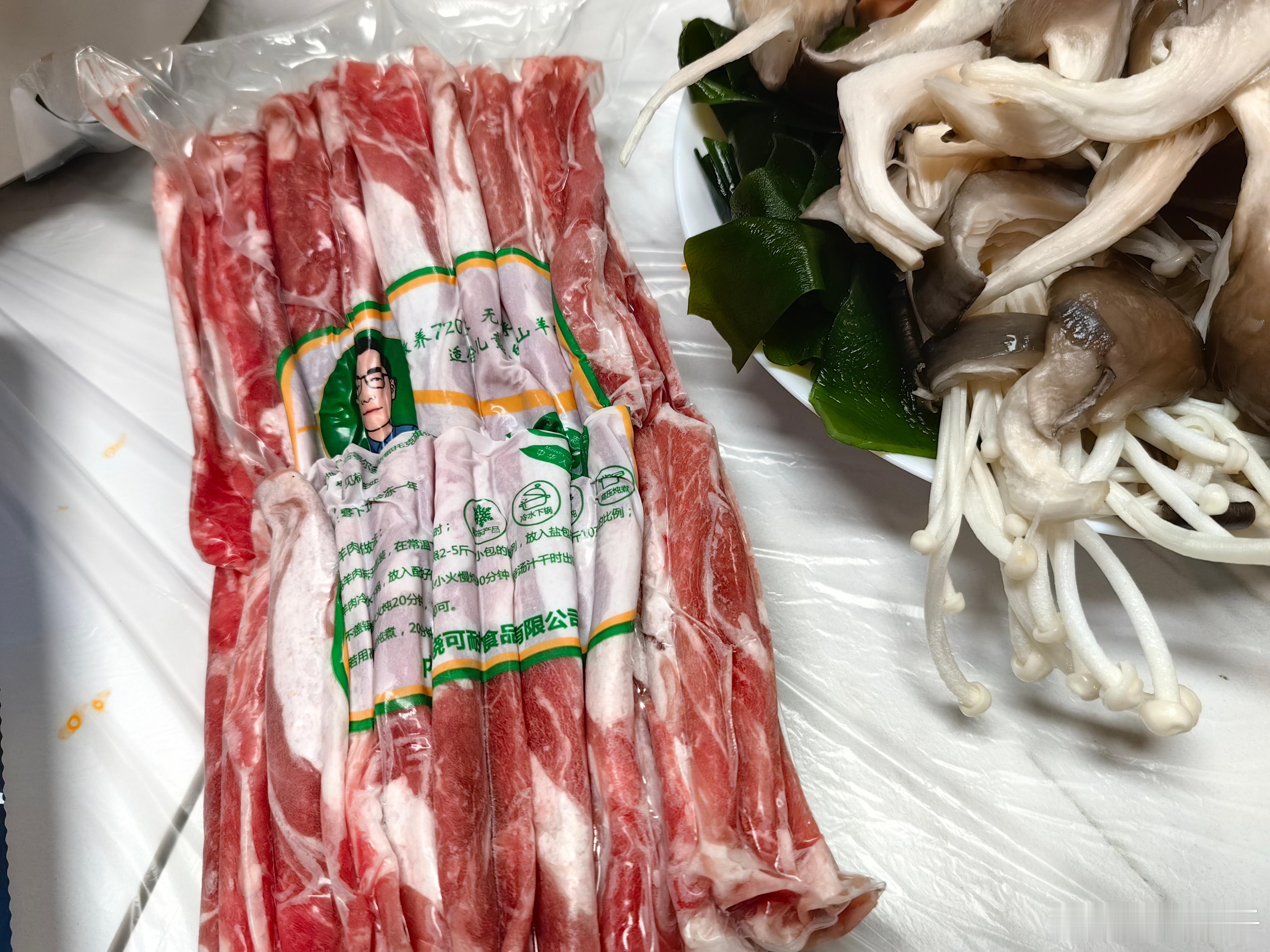 人常说内蒙羊肉好内蒙羊里面的阿尔巴斯山羊肉作为本地人完全可以给出“夯爆了”的评价