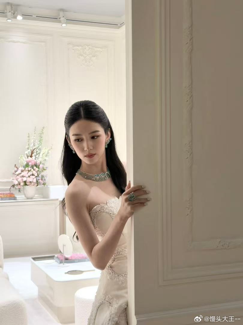 周也完全千金大小姐 谁懂周也的千金魅力，气质干净又高级，穿搭简约却很显贵，一颦一