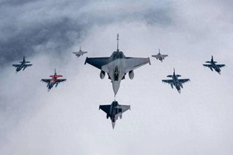 10月14日下午，法国海军一架呼号为FNY5432的“猎鹰50M”海上巡逻机从日
