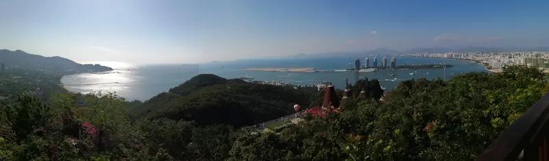 三亚旅游，带上华为设备，那简直太明智了。华为手机拍照超厉害，三亚的碧海蓝天、椰林