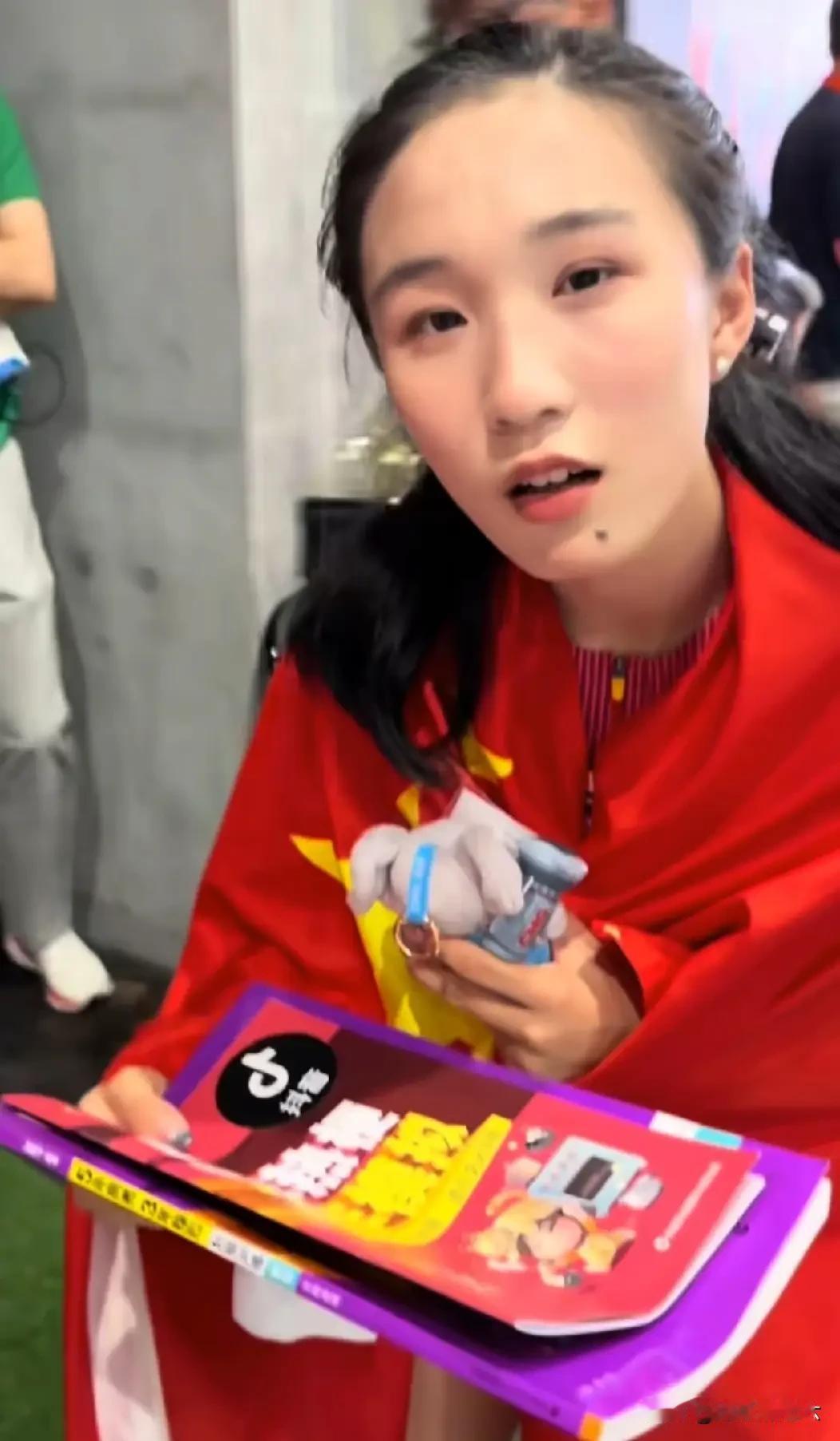 陈妤颉刚拿了100米亚运会冠军，记者就贴心地送了她一套《5年高考3年模拟》。 ​