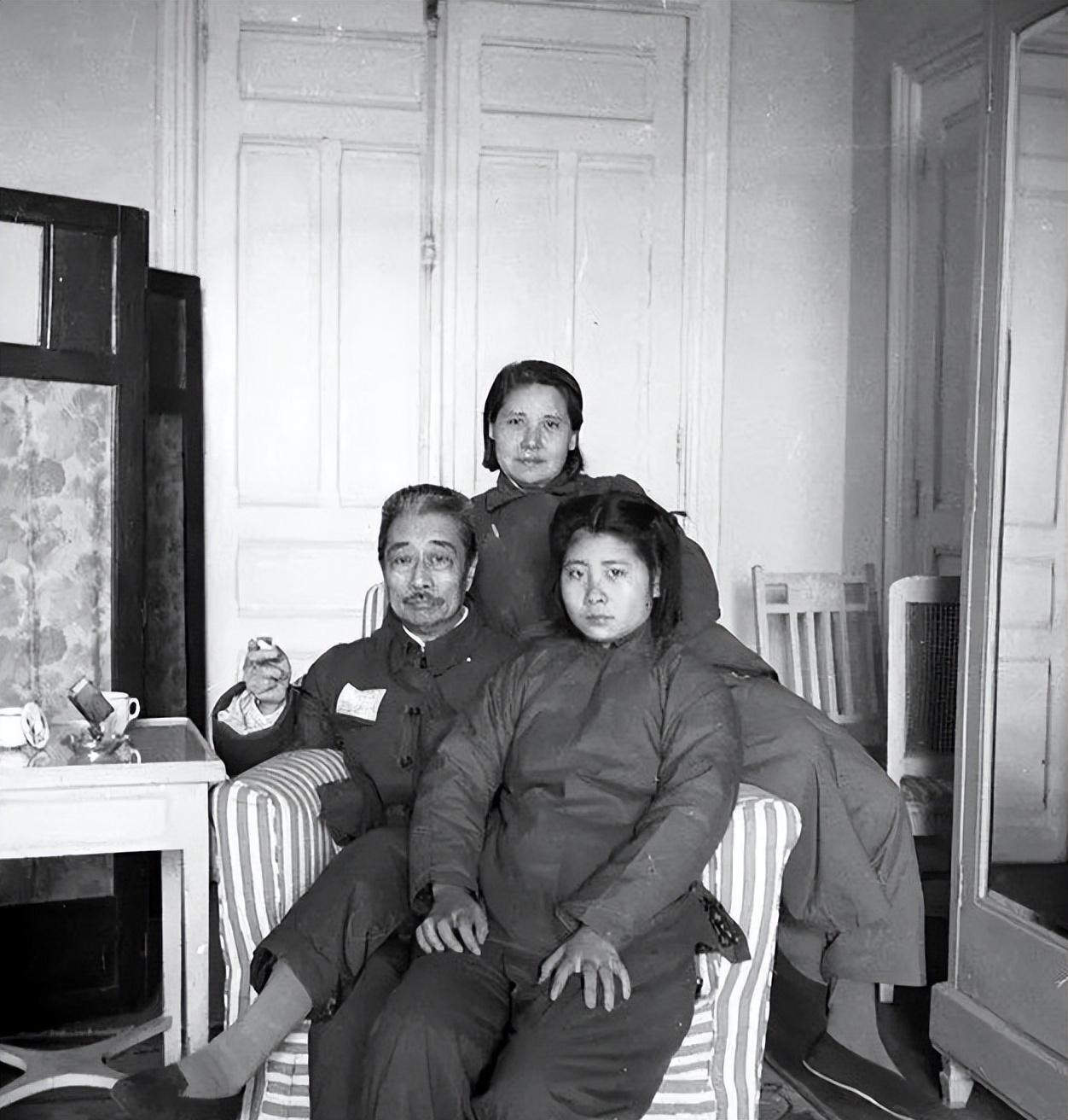 1936年，周建人向母拜寿，不料长子拿刀行凶，晚年嘱咐妻子：你要小心。
 
19