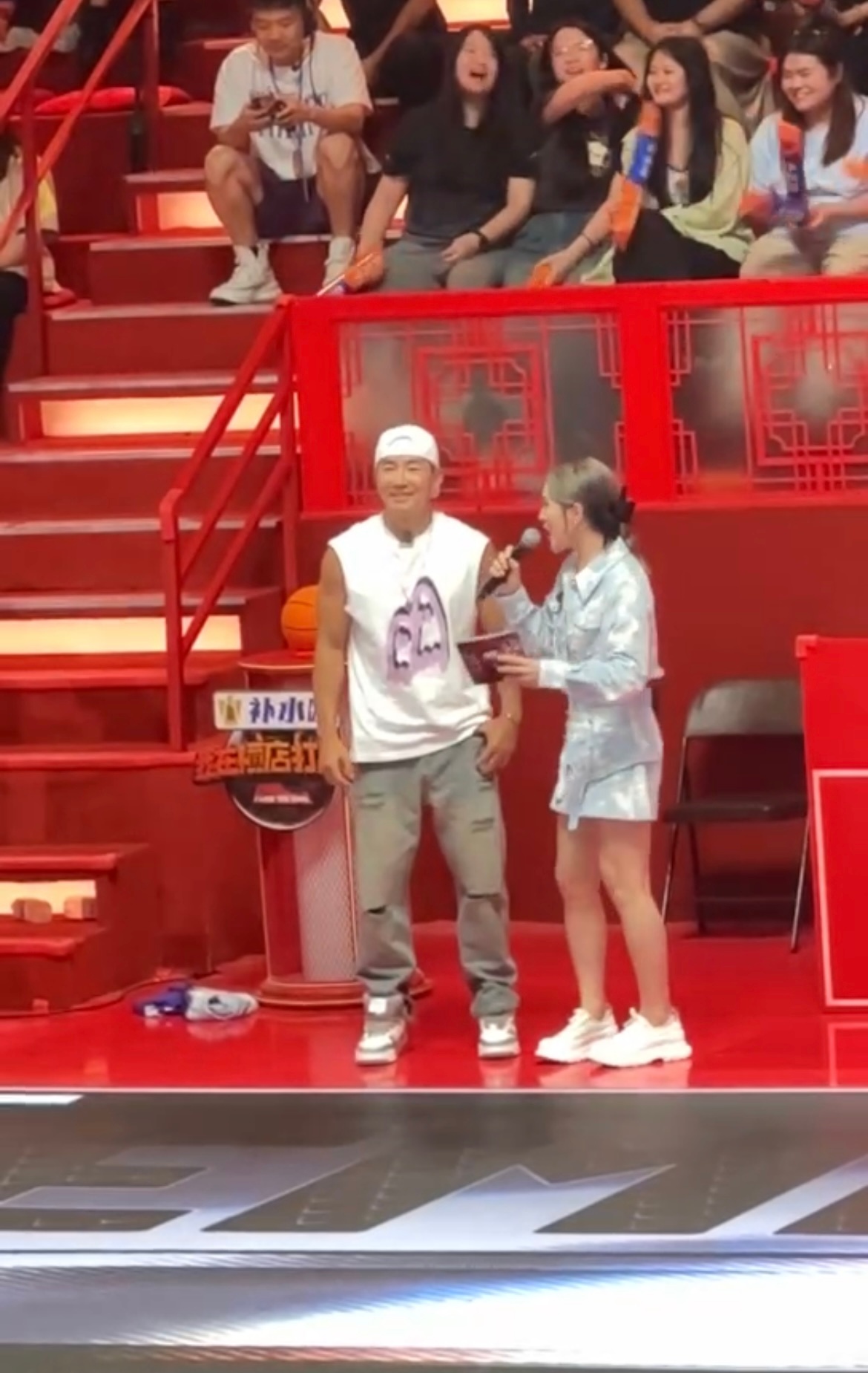 #刘畊宏受伤后重回球场#看到刘教练受伤就非常的心疼，而且在比赛中也是特别的拼，此