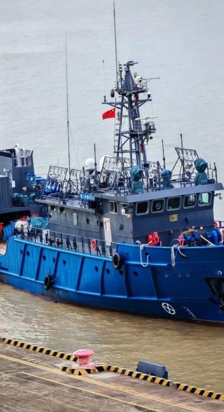 菲律宾组织数十艘船在黄岩岛与仙宾礁附近海域活动。结果一出门，就发现我方海上民兵船