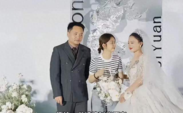 谭松韵参加发小婚礼朴素低调不抢风头顶着一张娃娃脸像大学生一样