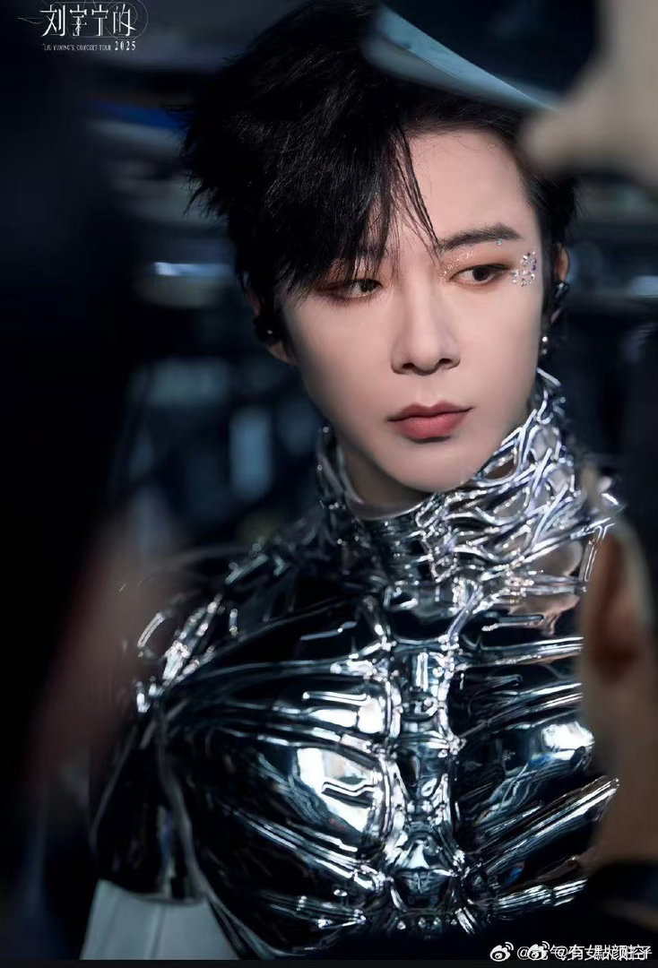 收到了刘宇宁的祝福 听到他说“希望咱家这些朋友每天都开心”，还把台下的人全拍进镜