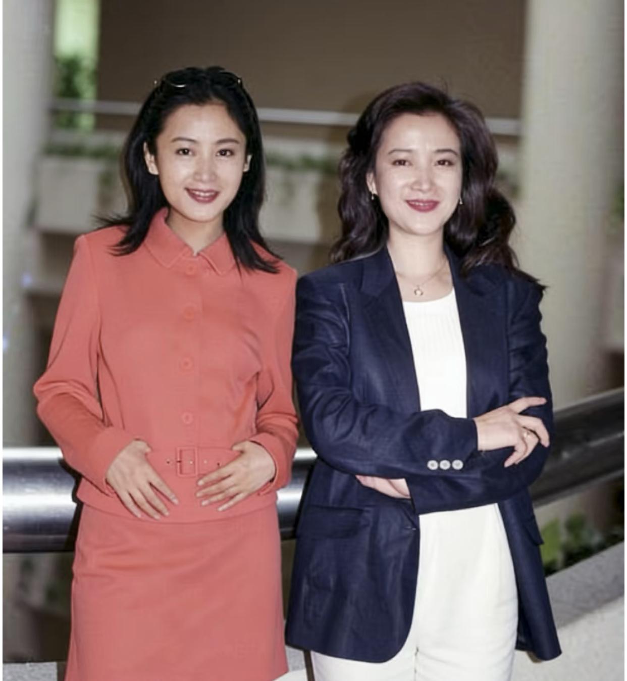 居然还能挖到她俩的合影，
两大古装美女，
同样的美貌不同的命运如今何晴抗癌多年香