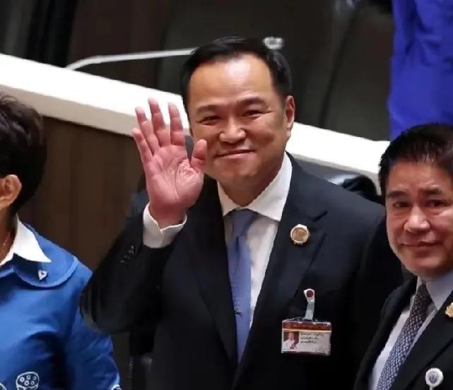 就在刚刚，泰国再次空袭柬埔寨！
柬方愤怒发文，称泰国战机投下的两枚炸弹，摧毁了柬