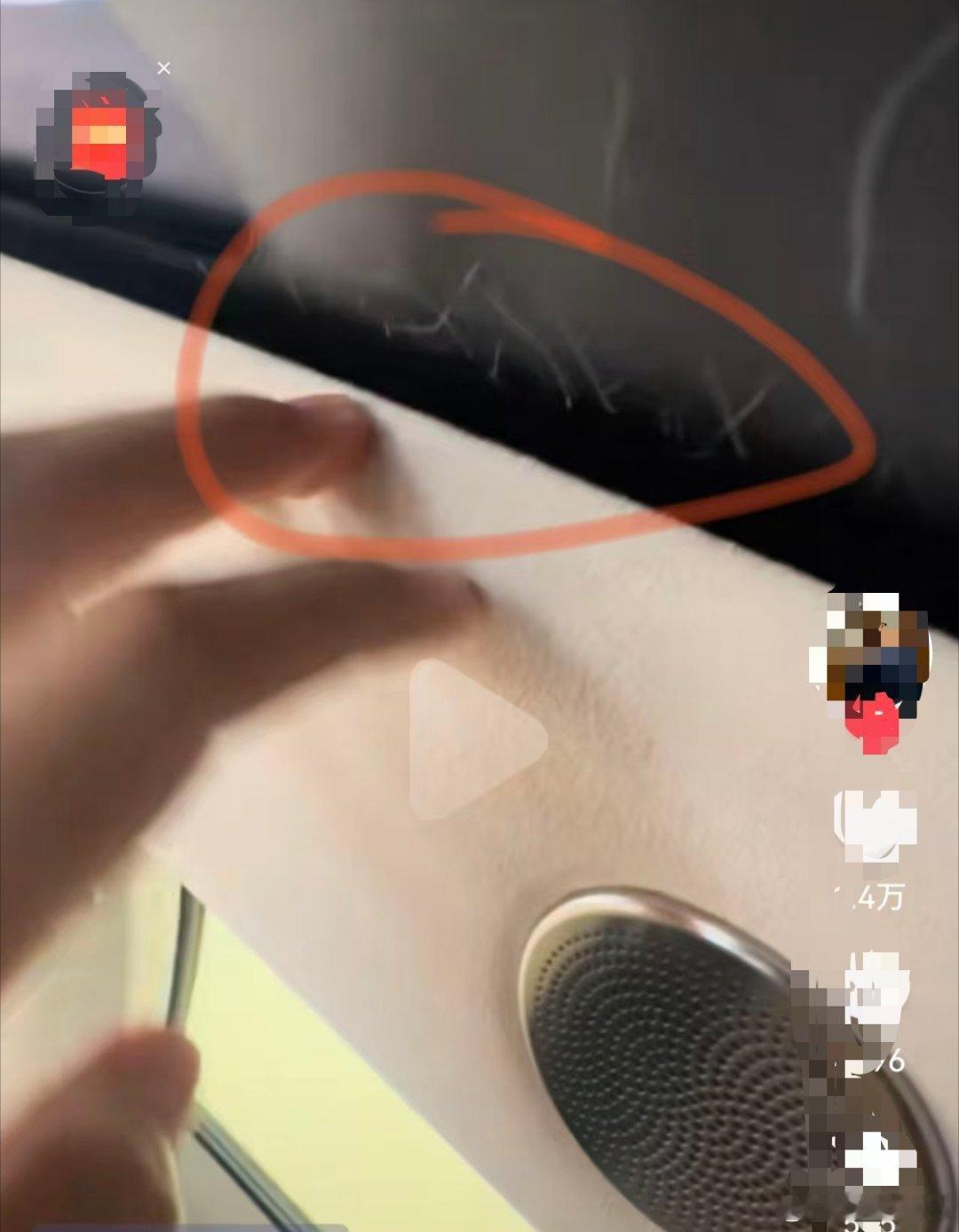 今天尚界的展台围起来了，专门有个进去的门口。销售排着队在门口，按顺序接待顾客。一