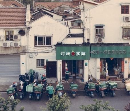 前置仓行业大动作，叮咚买菜创始人梁昌霖辞任CEO，美团迈出深度整合的第一步。
