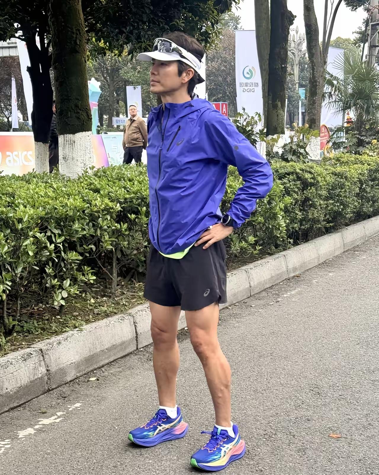 3月22日，久违露面的钟汉良竟然出现在成都马拉松现场，当天赛场上非常多，钟汉良在