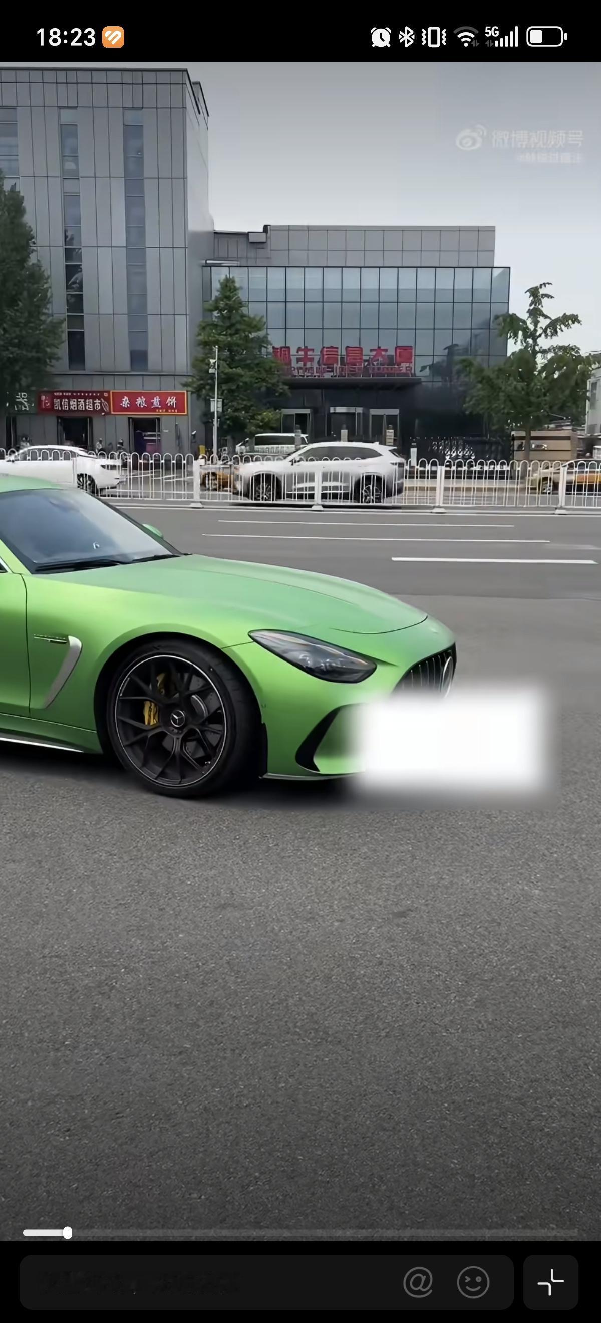 6月13日王楚钦开着绿色的车上班，这次没带自己的白色行李箱，换成黑色的手拎包。以