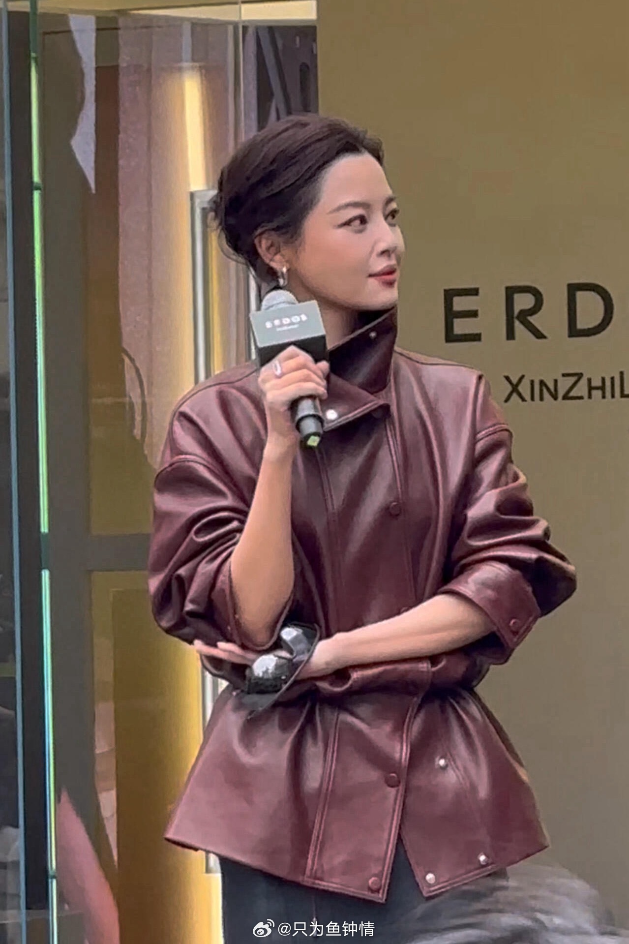 辛芷蕾大光明配墨镜帅成啥了啊啊啊啊墨镜一戴谁都不爱！辛大人帅得我原地转圈！辛芷蕾