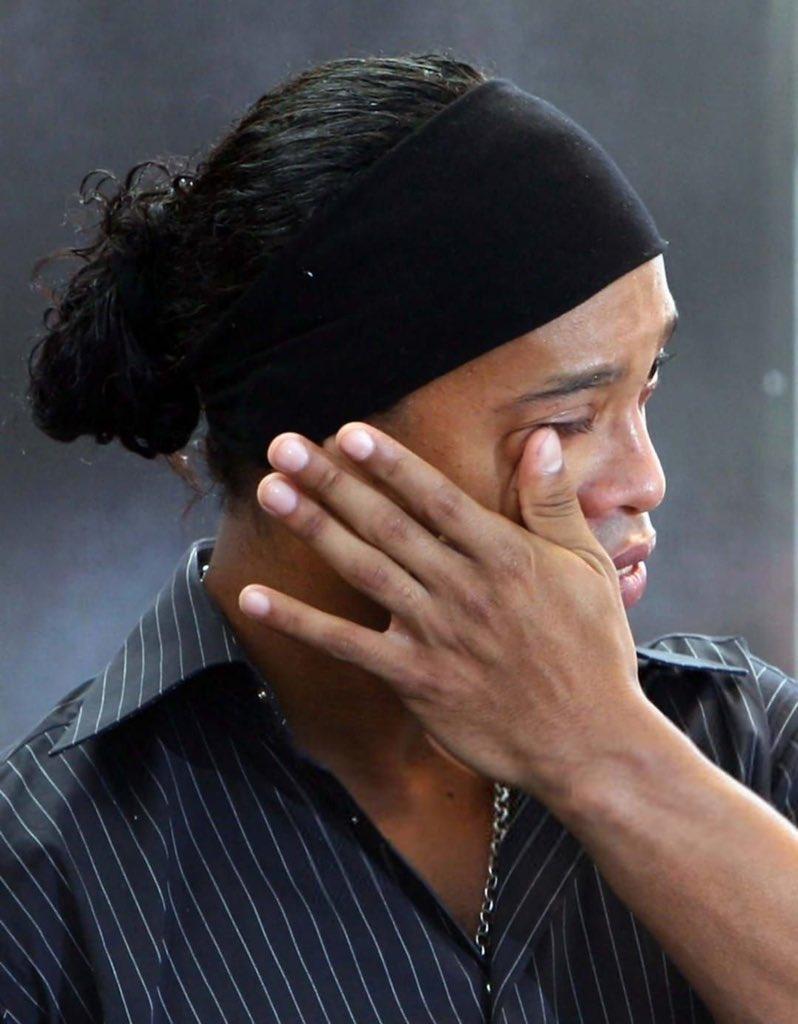 🚨💣罗纳尔迪尼奥在采访中泪目：
我赢下了足坛所有荣誉，却没能让父亲亲眼看见。