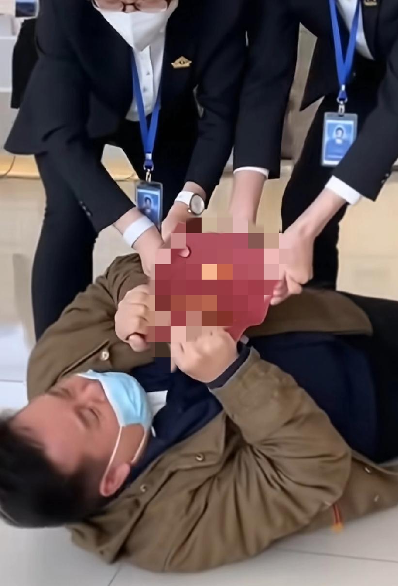 狗主人踹门被反杀算正当防卫吗？
鼻骨也骨折了，但是对方妹妹郭女士说“我哥赤手空拳