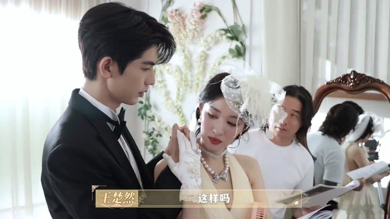 王楚然摸张凌赫手说这样吗导演在张凌赫王楚然后面嗑美了张凌赫设计的小巧思，“你摸我