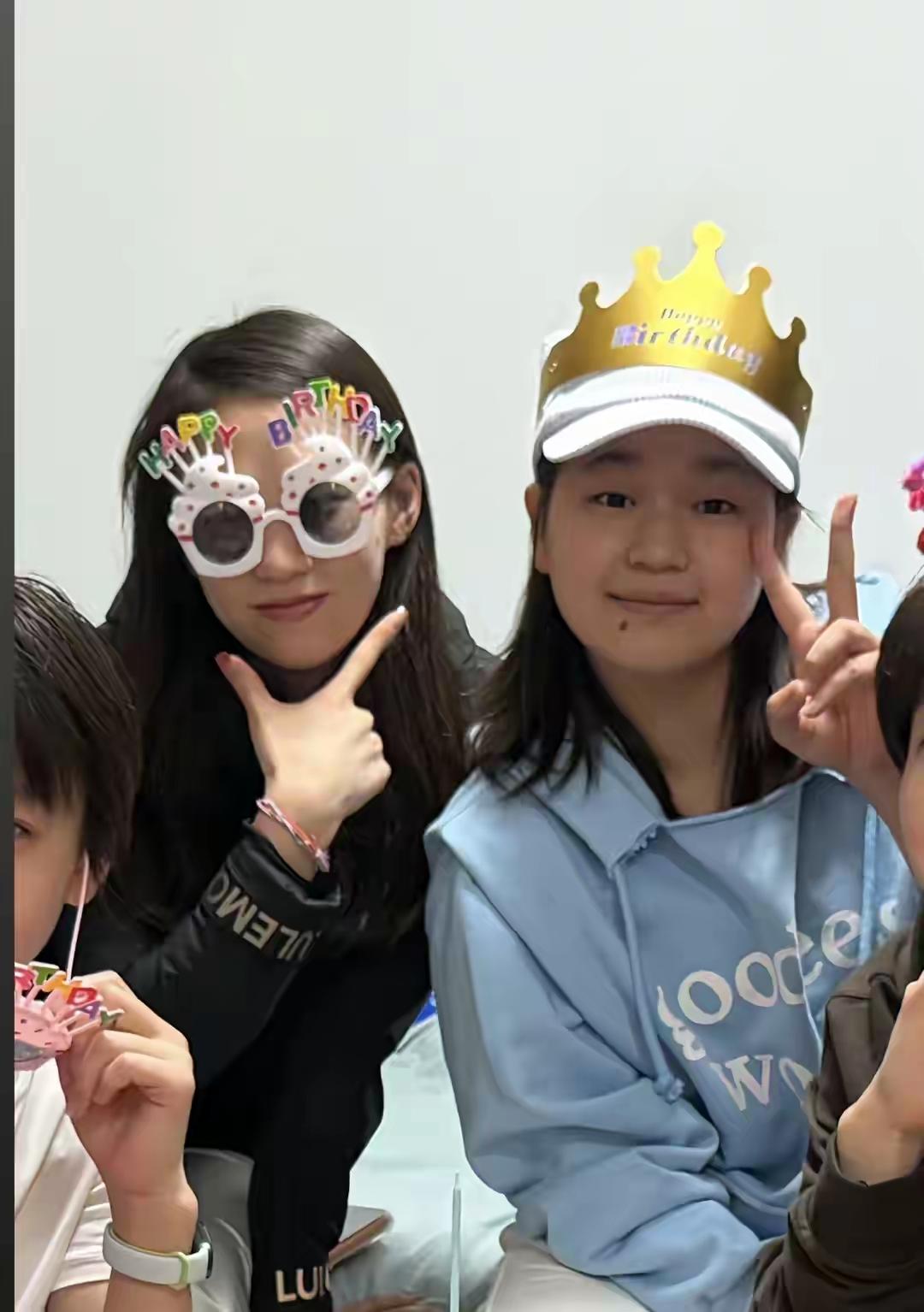 陈芋汐为婵宝庆生，纯纯的友谊[蛋糕]
婵宝19岁生日，不在迈合村，而是在北京。虽