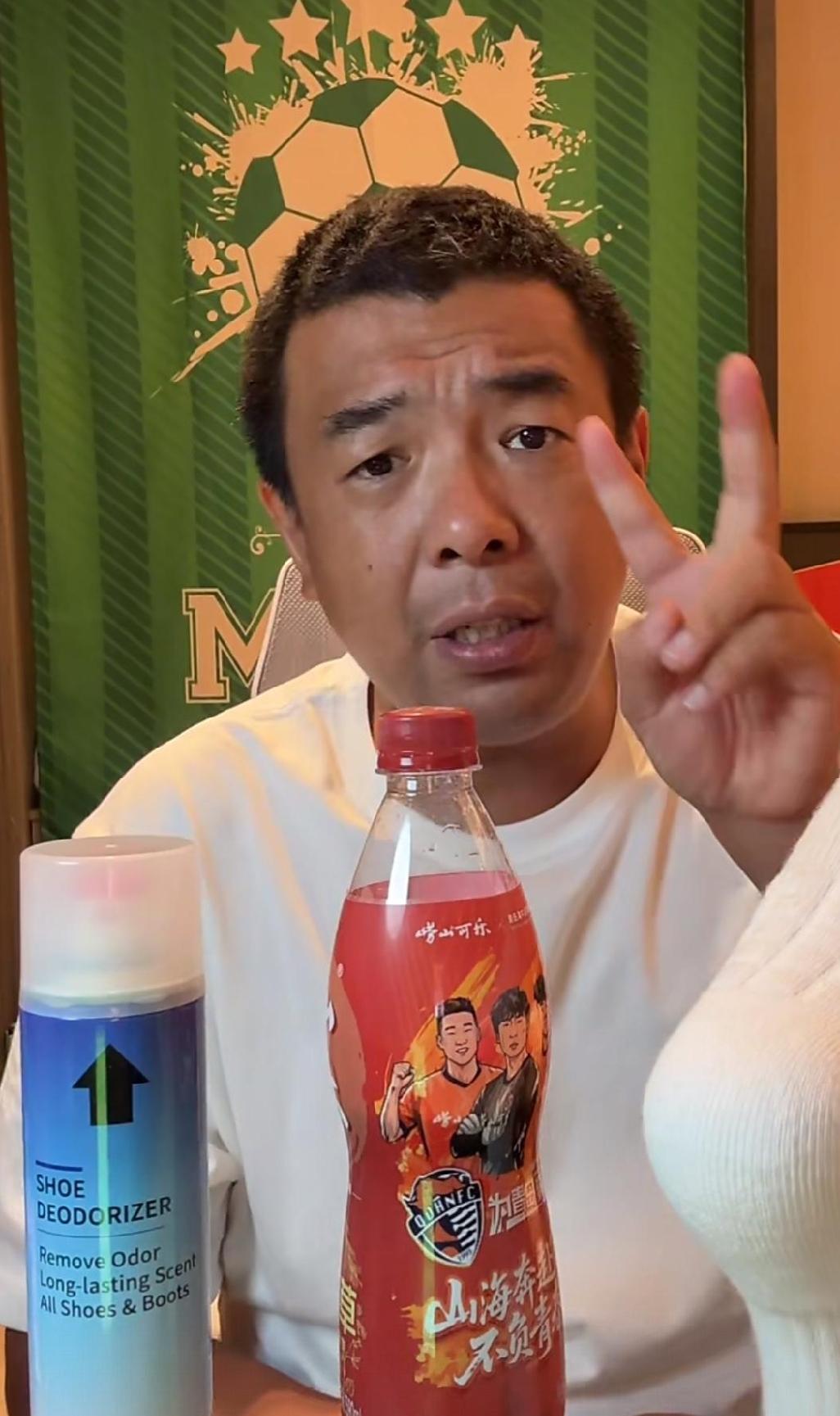 重庆这场0比1输塔吉克，最让人憋屈的不是丢球，是红牌之后那股“散”劲。53分钟刘