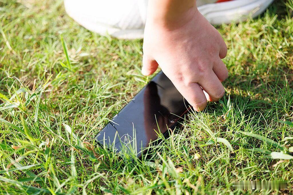 捡手机解不开就随手扔掉，女子被判赔6000元，网友吵翻了
 
近日郑州发生一件争