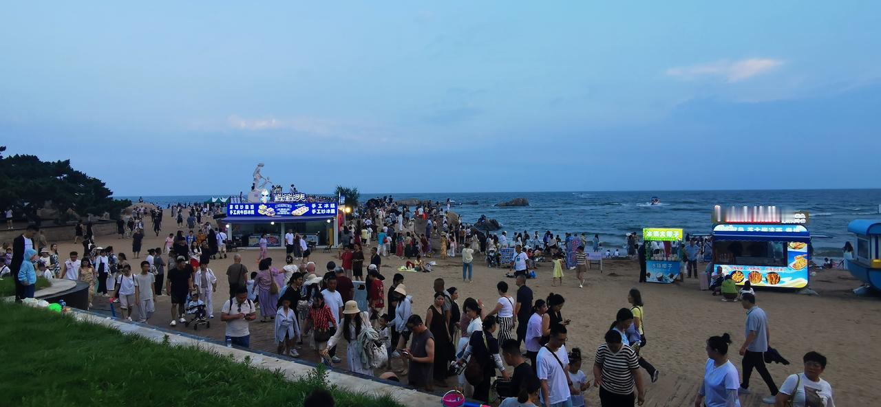 北戴河著名的老虎石公园，此处怪石嶙峋，沙质绵软，已经是晚上7点多了，还是游人如织