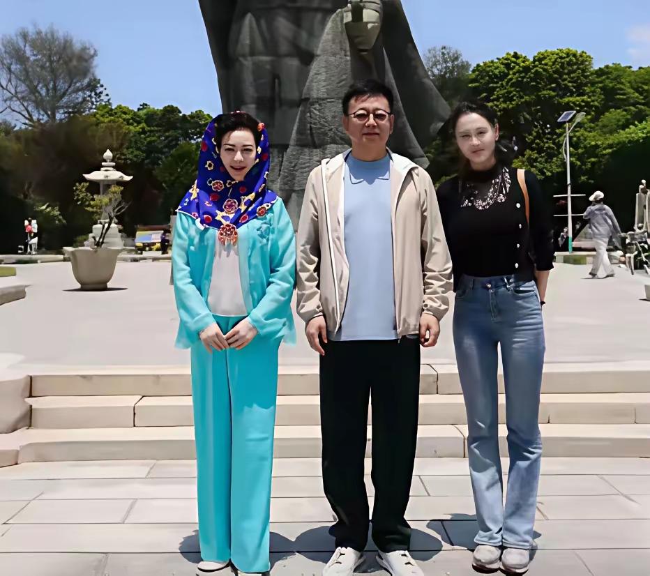 朱军一家三口出游的画面被曝光后，网友们都直呼他依然很帅。退休后的朱军，终于有时间