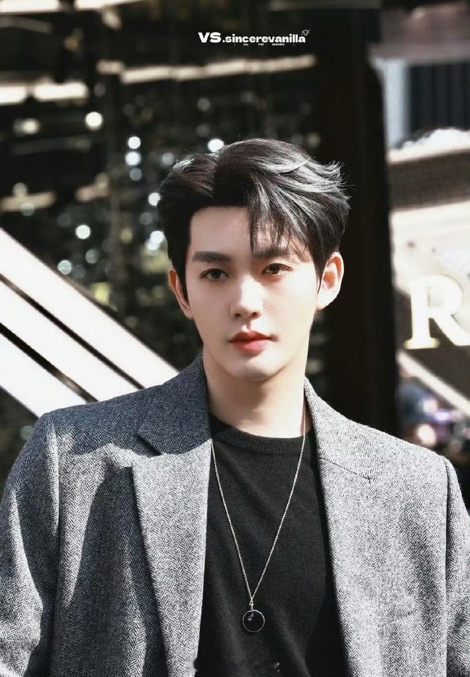 邓为腰上的纹身没有任何感觉觉得他纹身人品不好，只感觉好帅呀