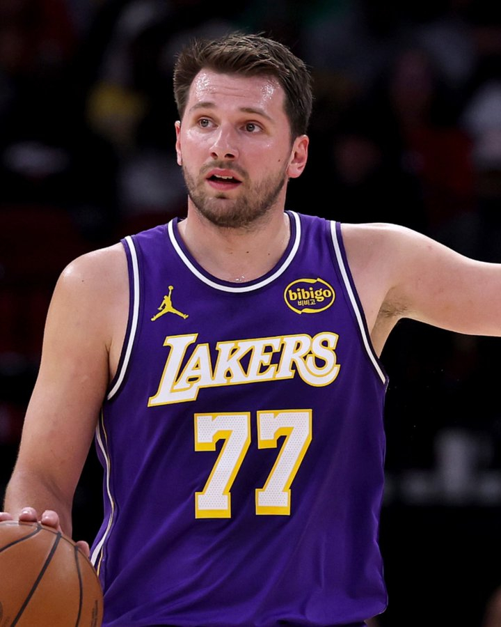 曝东契奇有望首轮中段复出火箭vs湖人 湖人记者在播客节目中透露，西班牙的治疗让东