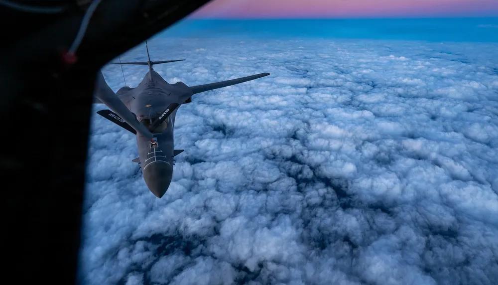 美军在日本冲绳空域进行轰炸机空中加油训练。
2025年10月20日，一架来自美国