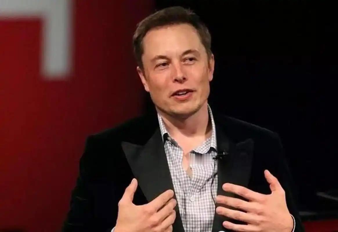 世界富豪马斯克再次语出惊人，他说：”如果未来发生大国战争，那么很可能会是AI及无