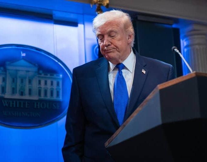 进入二十一世纪后，美国在世界上从一呼百应，到孤家寡人用了二十三年。曾记否，200