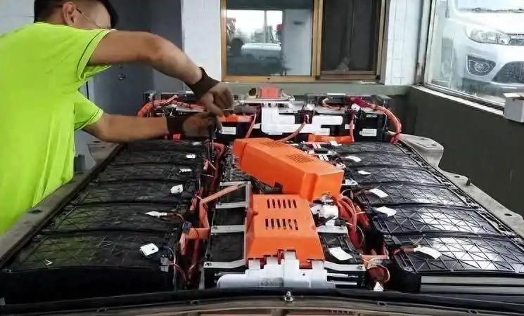 转眼之间，一路狂奔的中国新能源汽车，已经迎来“八年大考”，本质上，也到了产业从“