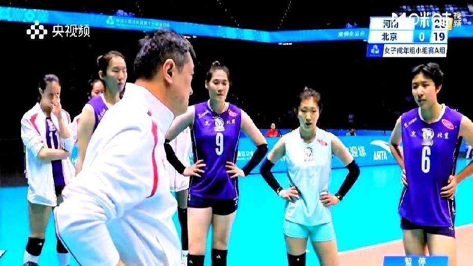 在北京女排的最新比赛中，自由人的漏洞成了致命一环，但队里的主攻王云蕗坚持“我就是