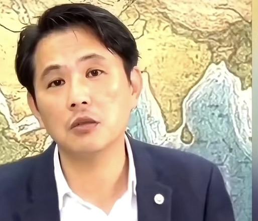 国民党文传会换帅之后，很多人都说郑丽文这次真的选对人了。
新任主委陈以信是博士出