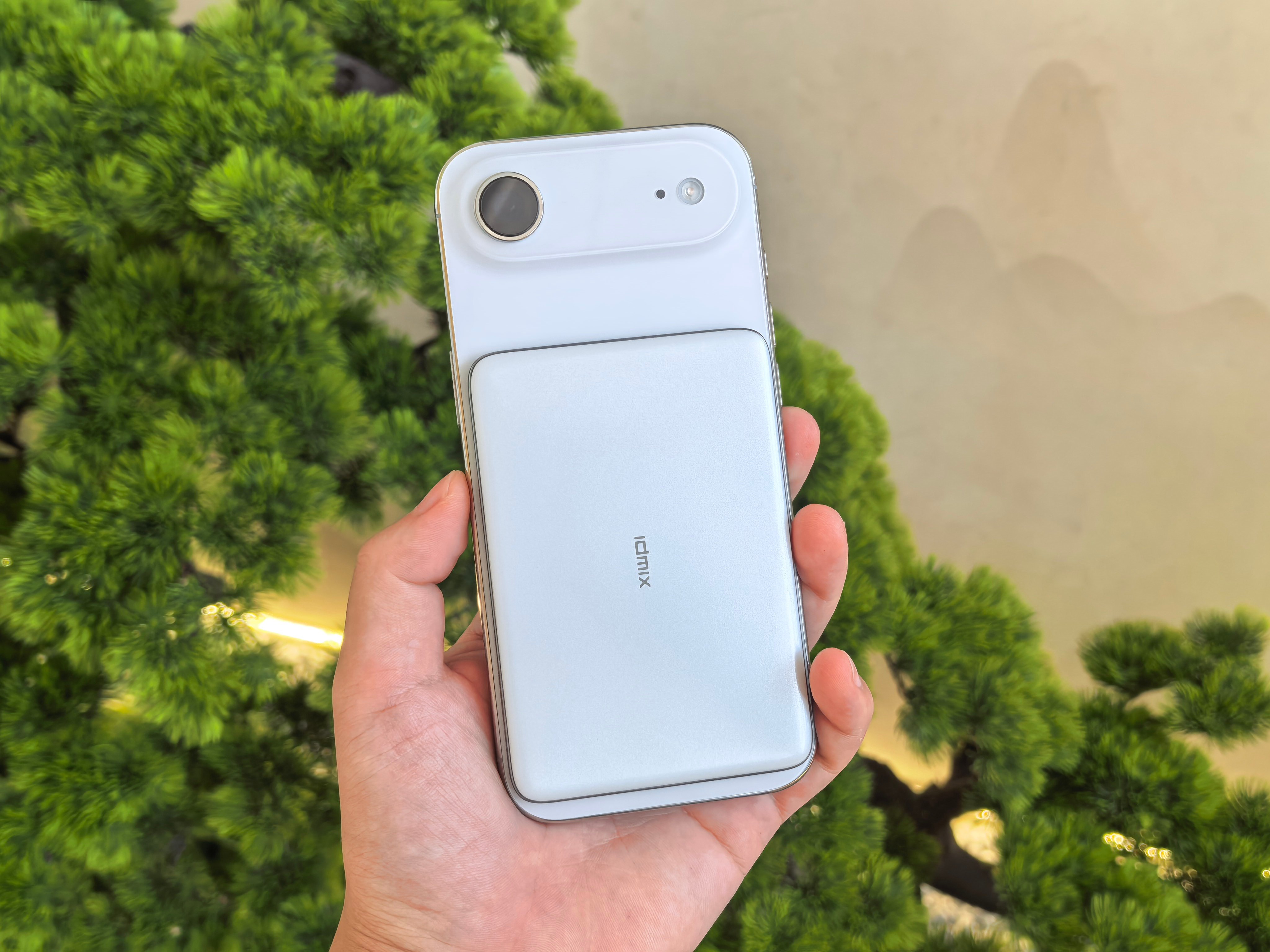 最近用 iPhone Air，最大的感受就是：轻薄是真的舒服，续航也是真的容易焦
