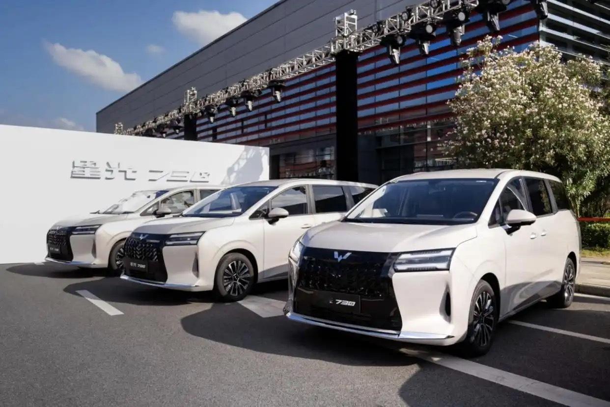 三种动力的大7座MPV，五菱星光730上市售7.3万元起。新车共推出4款车型，售