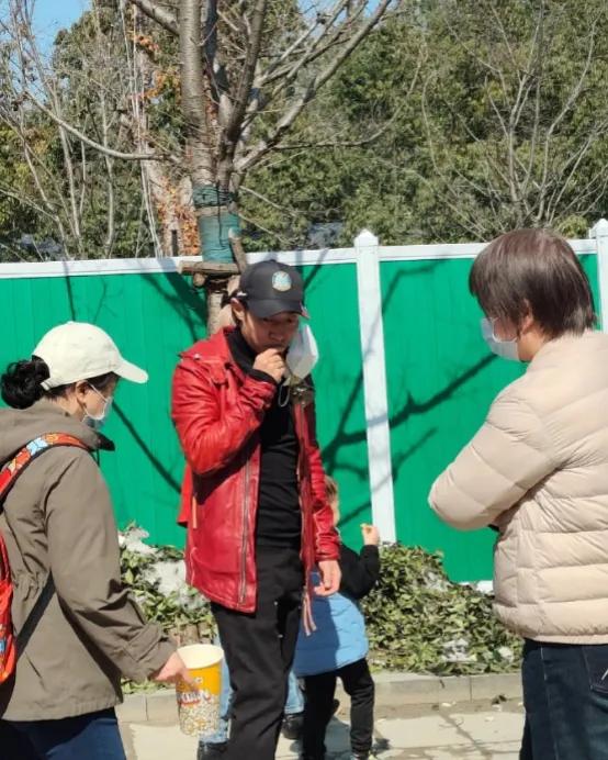 撒贝宁戴老婆回武汉过年！