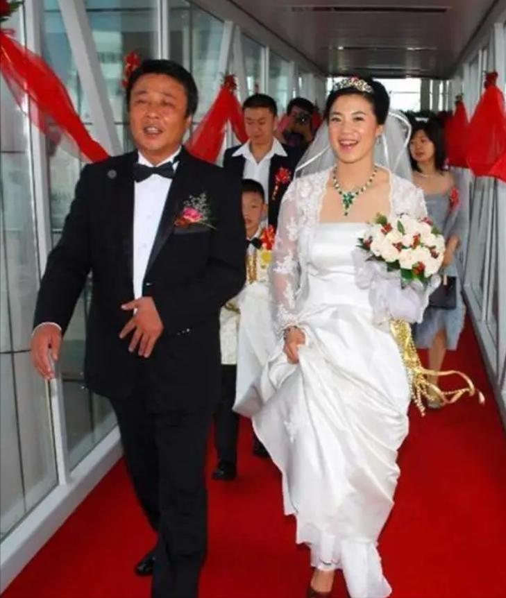 2001年，郭斌和王楠相恋，王楠的父母知道后，就对郭斌说：“你不仅年纪大，而且还