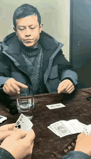 故作镇定的不经意疏忽，无疑就是实力的自我暴露。难怪对手摔牌，一举而成，一击制胜。