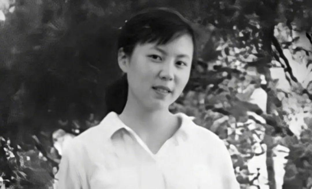 1994年她生日那天突然肚子疼，后来脱发，浑身疼得没法碰。医院查了好久，愣是没查