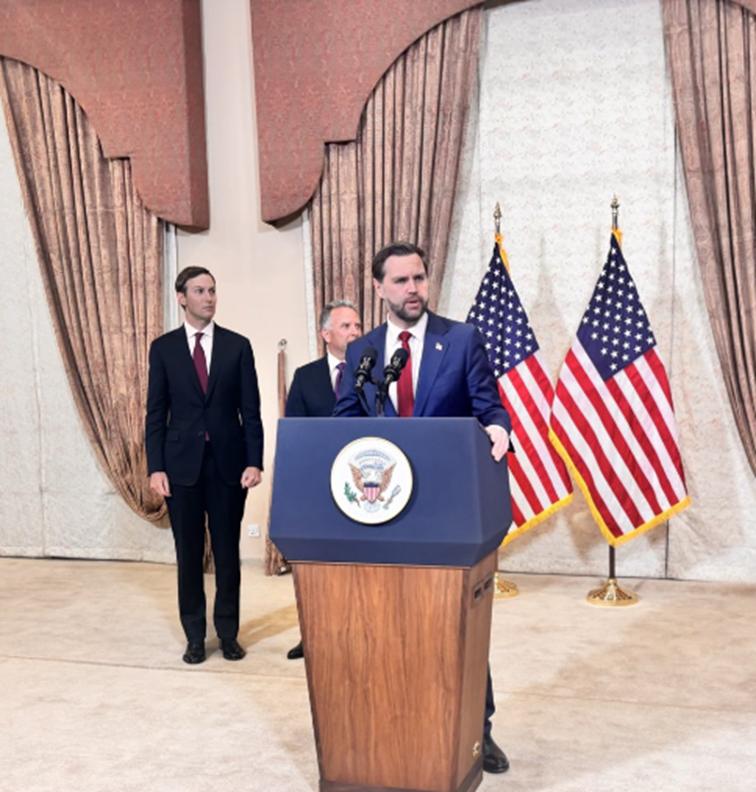 这段时间，连续几件事情，让万斯的政治声望，一再下跌。这些事情，还都是特朗普交代的