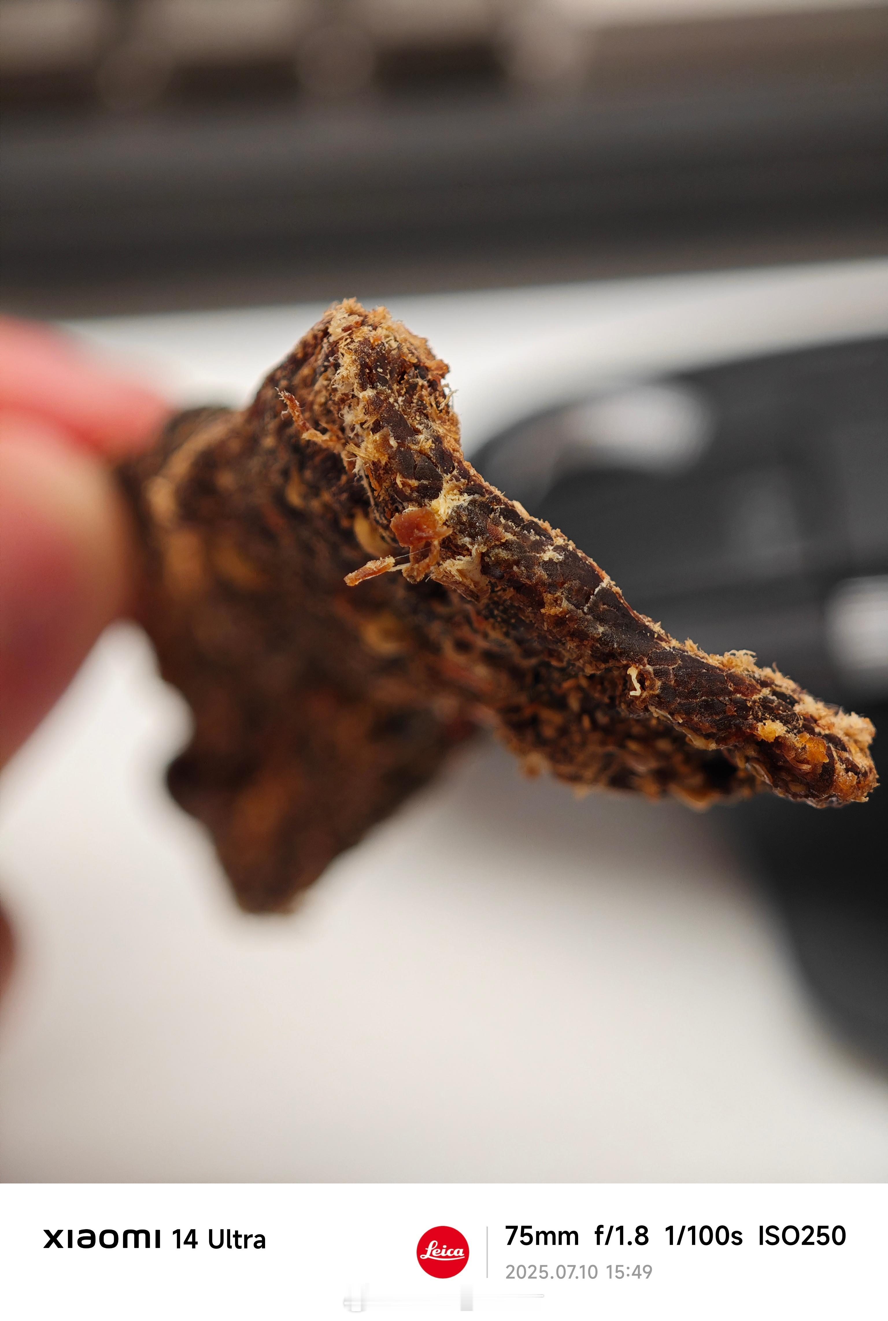 风干牛肉应该是最健康的零食了，没有之一！就是这玩意儿有点费牙线，不挑出来得成风味