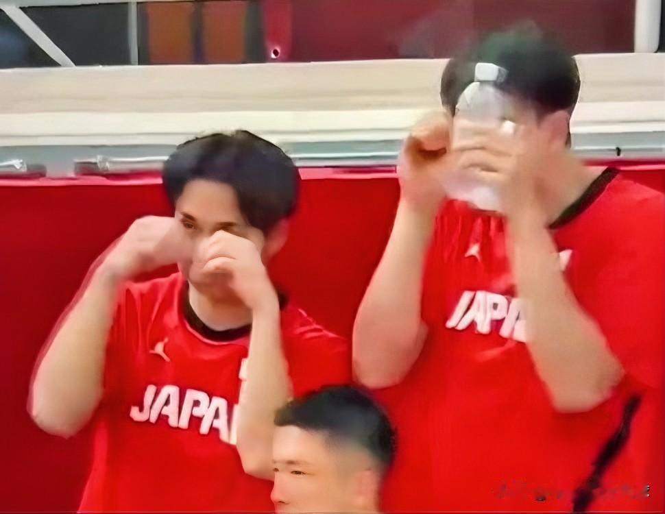 耻辱收官！男篮输日本对手做哭鼻子表情，女篮输韩国球员比“太小”手势。中国篮球亚运