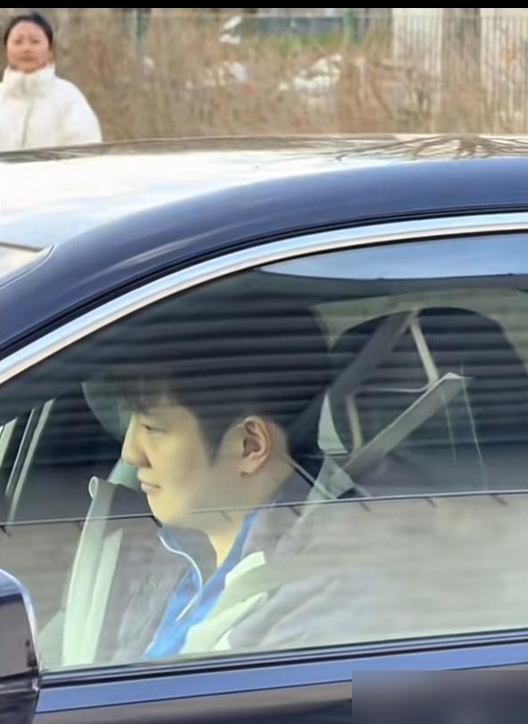 让樊振东手心冒汗的，不是球拍是方向盘。
 
七八个脑袋围着车窗，方言普通话混着喊