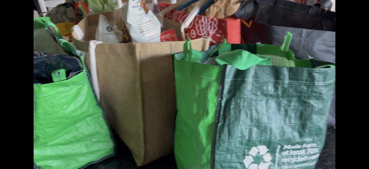 昨天儿媳旅游回来，今天一早就去超市买了好些家里吃的用的。在厨房，看着她忙前忙后，