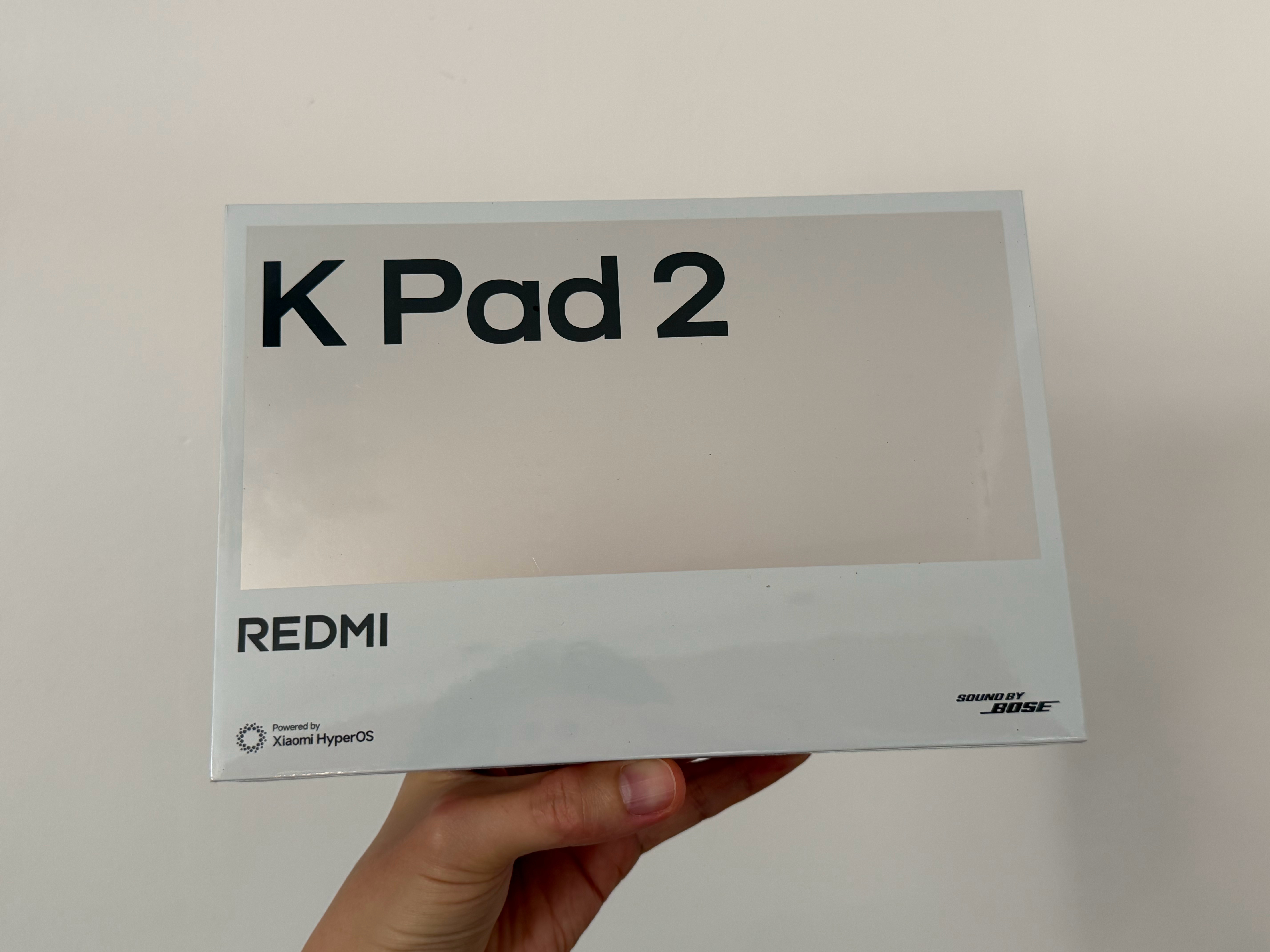 刚下楼拿快递，在草丛里捡到一台小平板