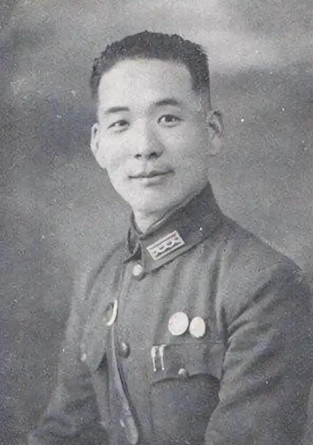 1948年12月15日，胡琏给黄维挑了一辆新坦克，自己乘坐带有地图的旧坦克，在两