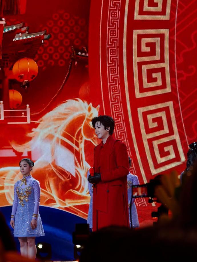 刘宇宁全红战神刘宇宁的红是草莓红 草莓红加身，战神刘宇宁的气场直接封神，帅到心颤